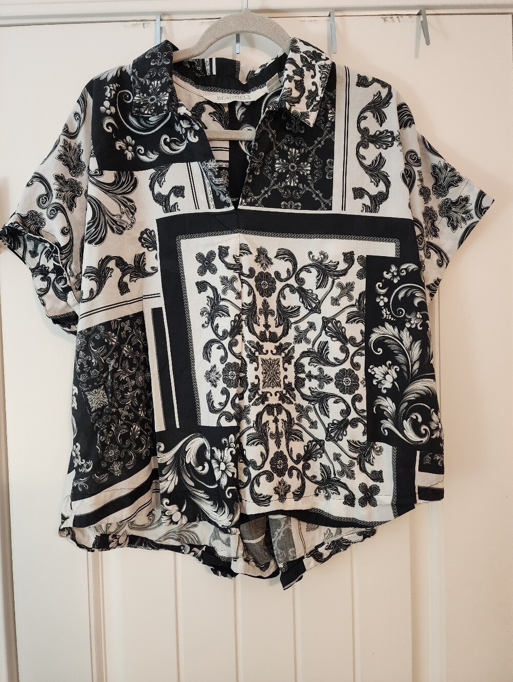 Lawrence Zarion Black & White Scroll Pattern Large Top Cotton Short-Sleeve